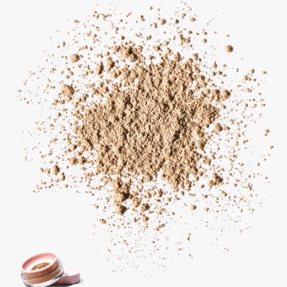 Glossier Wowder Weightless Finishing Powder in shade G5-G7 - Picture 3 of 3